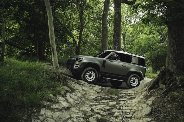 Преміальний трехдверний позашляховик Land Rover Defender 90 Фото 3