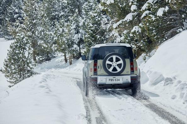 Преміальний трехдверний позашляховик Land Rover Defender 90 Фото 8