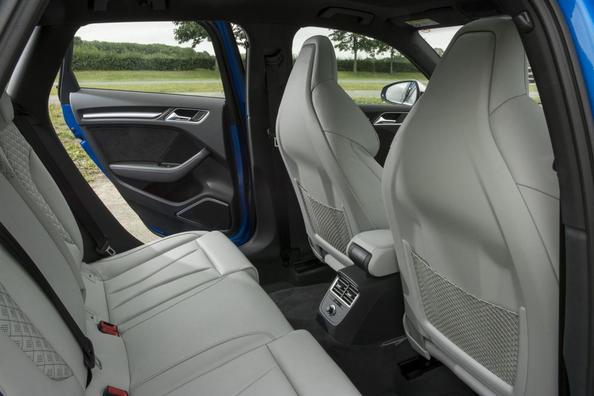 Огляд зарядженого повнопривідного хетчбека Audi RS3 Sportback Фото 13
