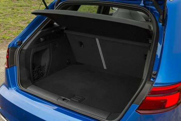 Огляд зарядженого повнопривідного хетчбека Audi RS3 Sportback Фото 14