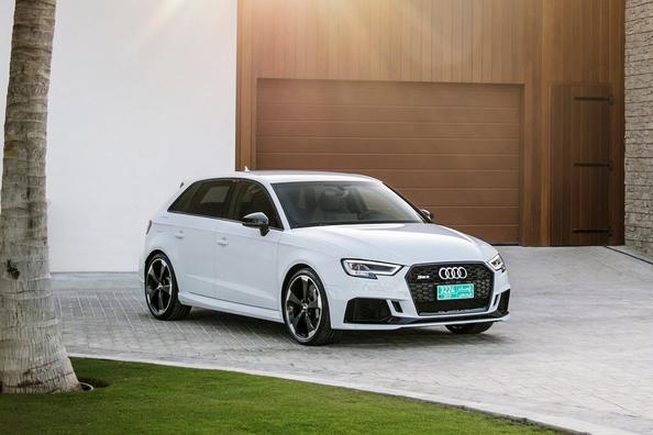 Огляд зарядженого повнопривідного хетчбека Audi RS3 Sportback Фото 1