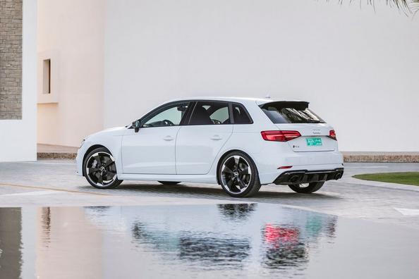 Огляд зарядженого повнопривідного хетчбека Audi RS3 Sportback Фото 8