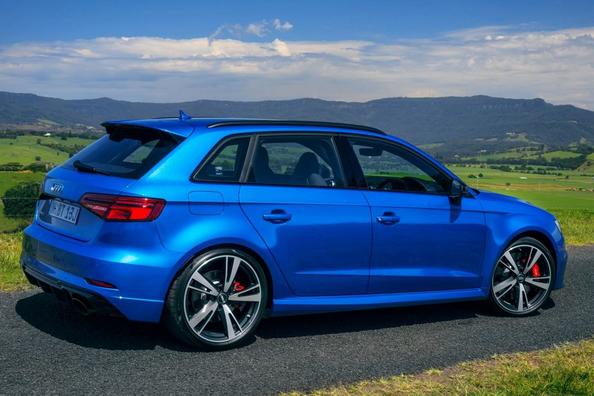Огляд зарядженого повнопривідного хетчбека Audi RS3 Sportback Фото 7