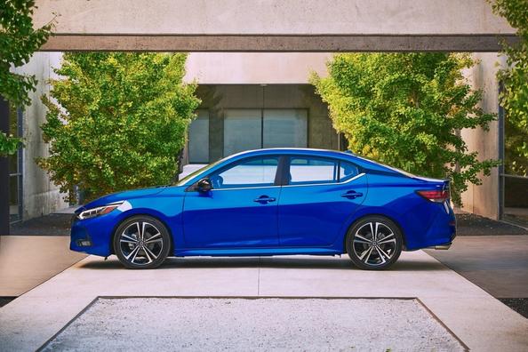 Огляд седана Nissan Sentra 2020 модельного року Фото 5