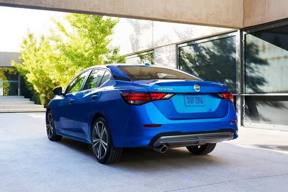 Огляд седана Nissan Sentra 2020 модельного року Фото 7