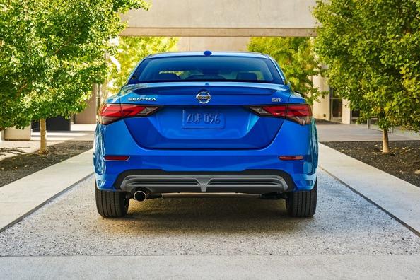 Огляд седана Nissan Sentra 2020 модельного року Фото 4