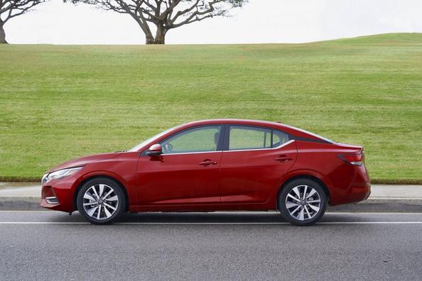 Огляд седана Nissan Sentra 2020 модельного року Фото 9