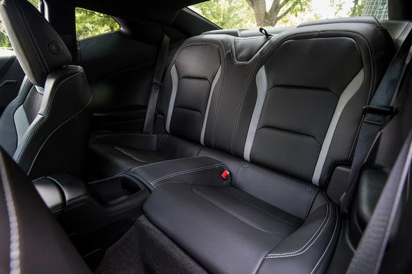 Рестайлінгова модифікація спортивного купе Chevrolet Camaro Фото 13