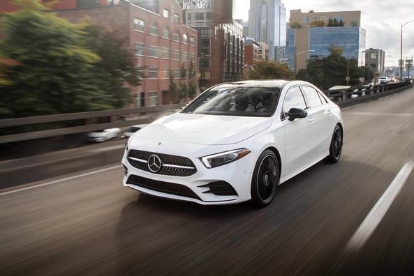 Огляд компактної моделі Mercedes-Benz A-Class Sedan Фото 10