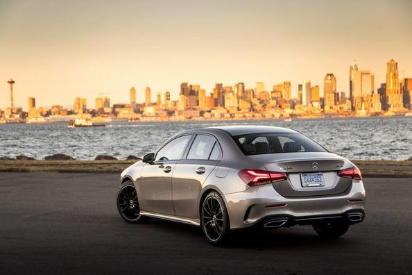 Огляд компактної моделі Mercedes-Benz A-Class Sedan Фото 7