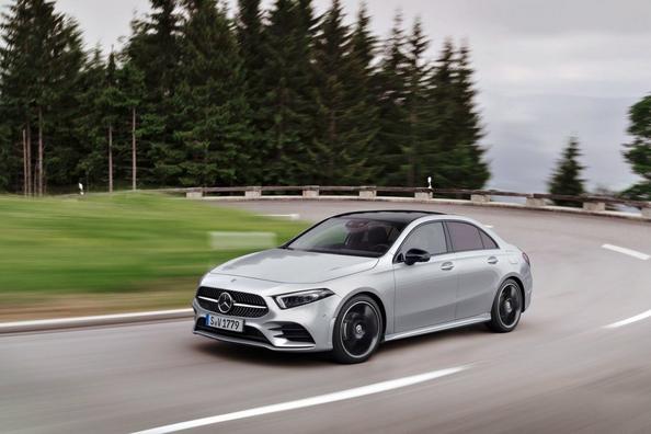 Огляд компактної моделі Mercedes-Benz A-Class Sedan Фото 3