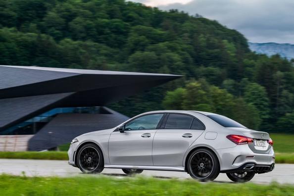 Огляд компактної моделі Mercedes-Benz A-Class Sedan Фото 2