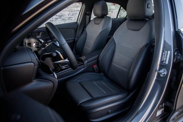 Огляд компактної моделі Mercedes-Benz A-Class Sedan Фото 15