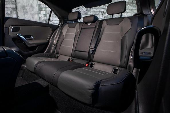 Огляд компактної моделі Mercedes-Benz A-Class Sedan Фото 16