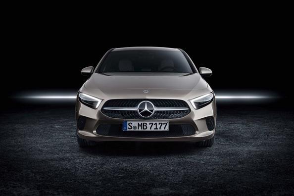 Огляд компактної моделі Mercedes-Benz A-Class Sedan Фото 11