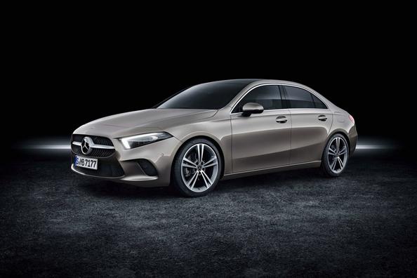 Огляд компактної моделі Mercedes-Benz A-Class Sedan Фото 9