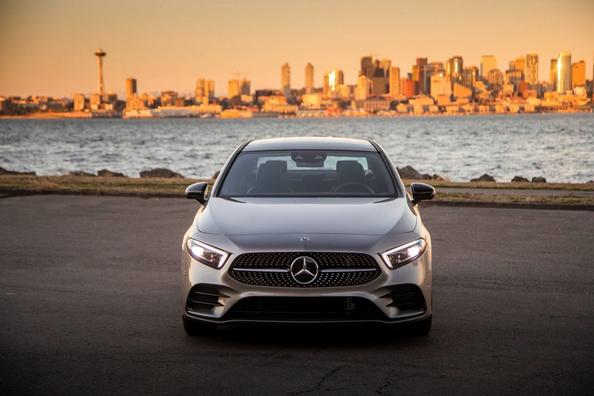 Огляд компактної моделі Mercedes-Benz A-Class Sedan Фото 6