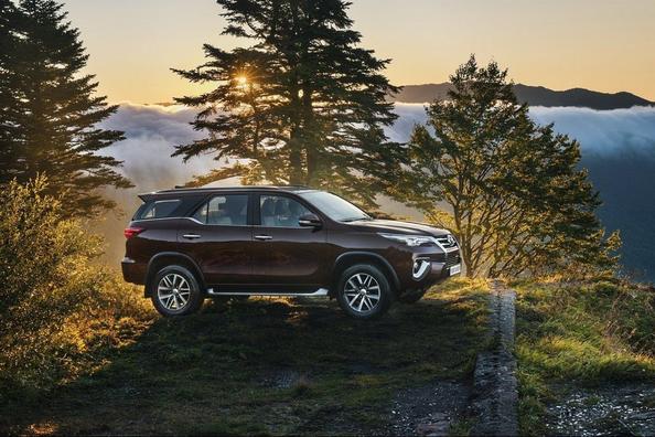 Огляд рамного позашляховика Toyota Fortuner Фото 10