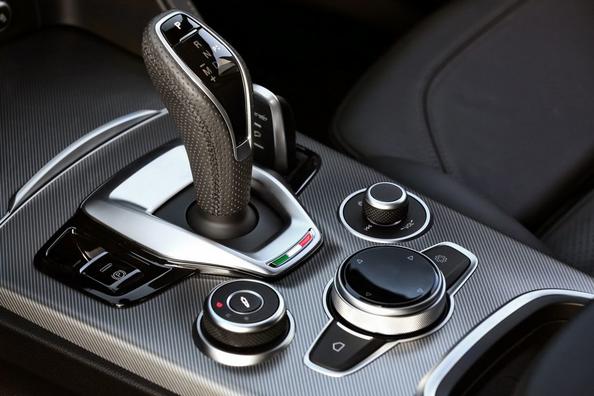 Перше покоління компактного кросовера Alfa Romeo Stelvio Фото 14