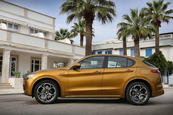 Перше покоління компактного кросовера Alfa Romeo Stelvio Фото 4