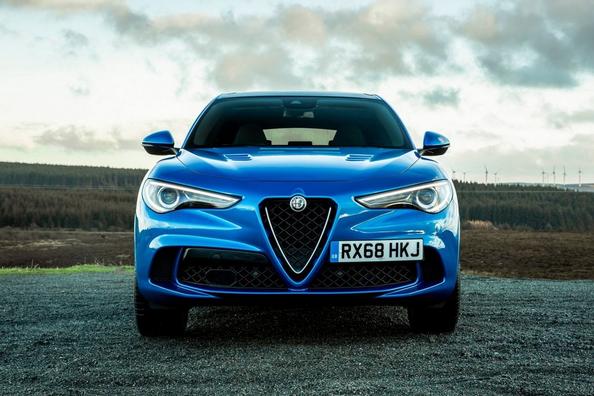 Перше покоління компактного кросовера Alfa Romeo Stelvio Фото 5