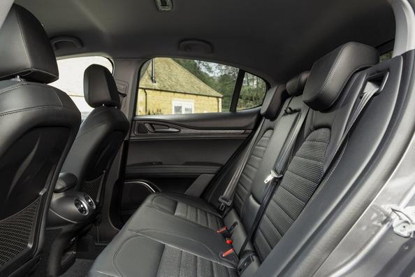 Перше покоління компактного кросовера Alfa Romeo Stelvio Фото 15