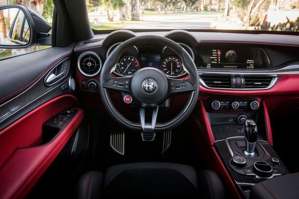 Перше покоління компактного кросовера Alfa Romeo Stelvio Фото 13