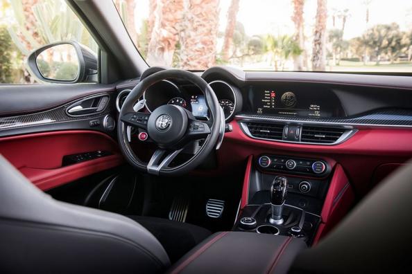 Перше покоління компактного кросовера Alfa Romeo Stelvio Фото 12