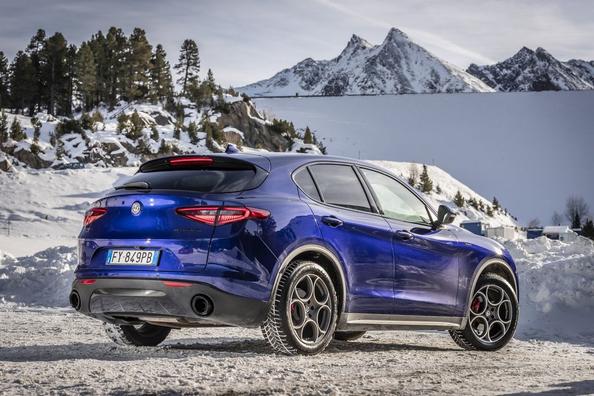 Перше покоління компактного кросовера Alfa Romeo Stelvio Фото 9