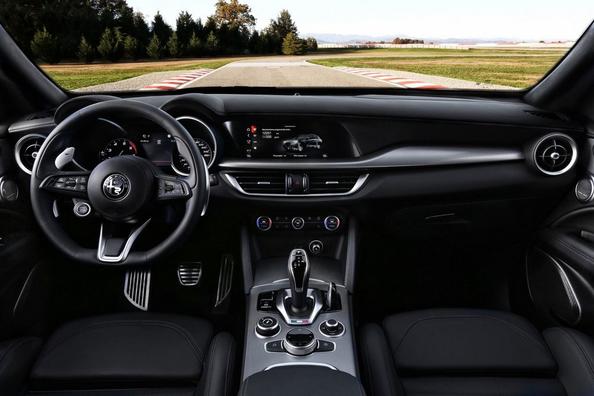 Перше покоління компактного кросовера Alfa Romeo Stelvio Фото 11