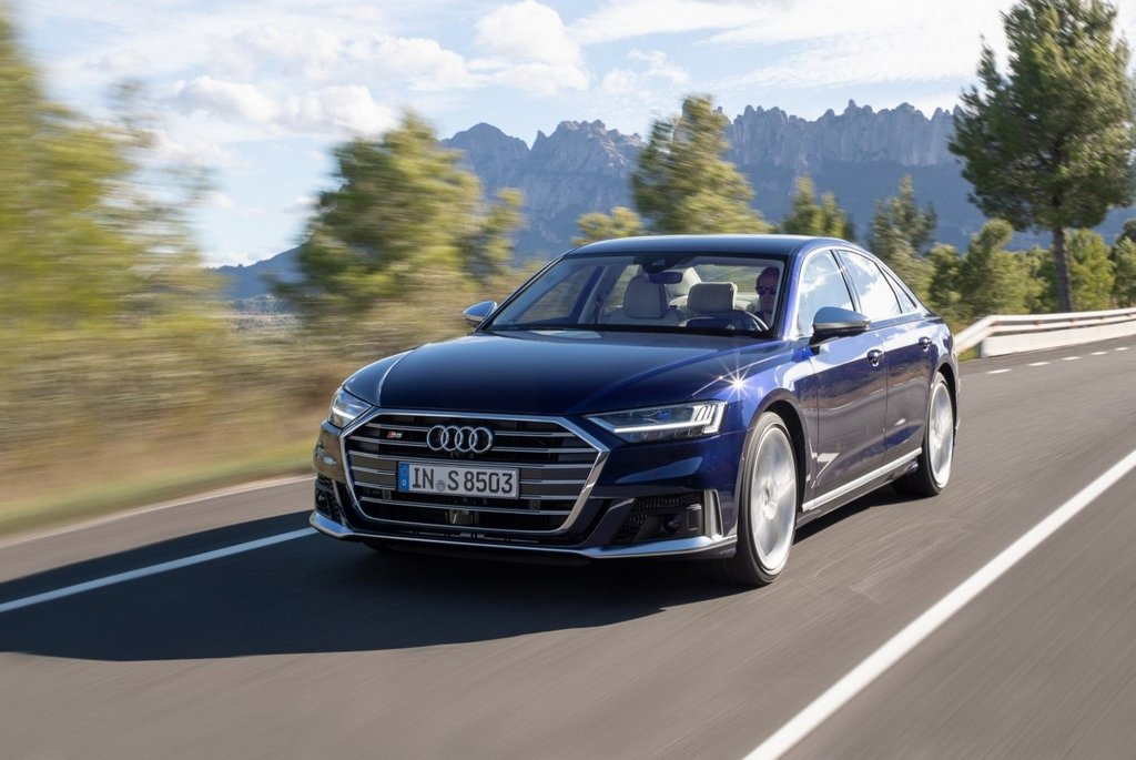 Спортивний люксовий седан Audi S8