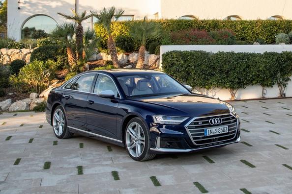 Спортивний люксовий седан Audi S8