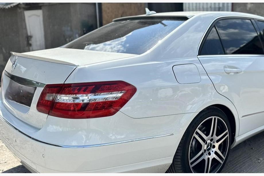 Mercedes E-class W212 2009-2016 рр. Бленда на скло AMG E63 (ABS, під фарбування) Фото 3
