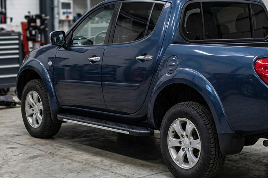 Mitsubishi L200 2015-2024 рр. Бокові пороги Bosphorus Grey (2 шт., алюміній) Фото 1