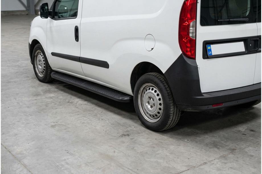 Fiat Doblo II 2010-2022 рр. Бокові пороги Tayga Black (2 шт., алюміній) Фото 1