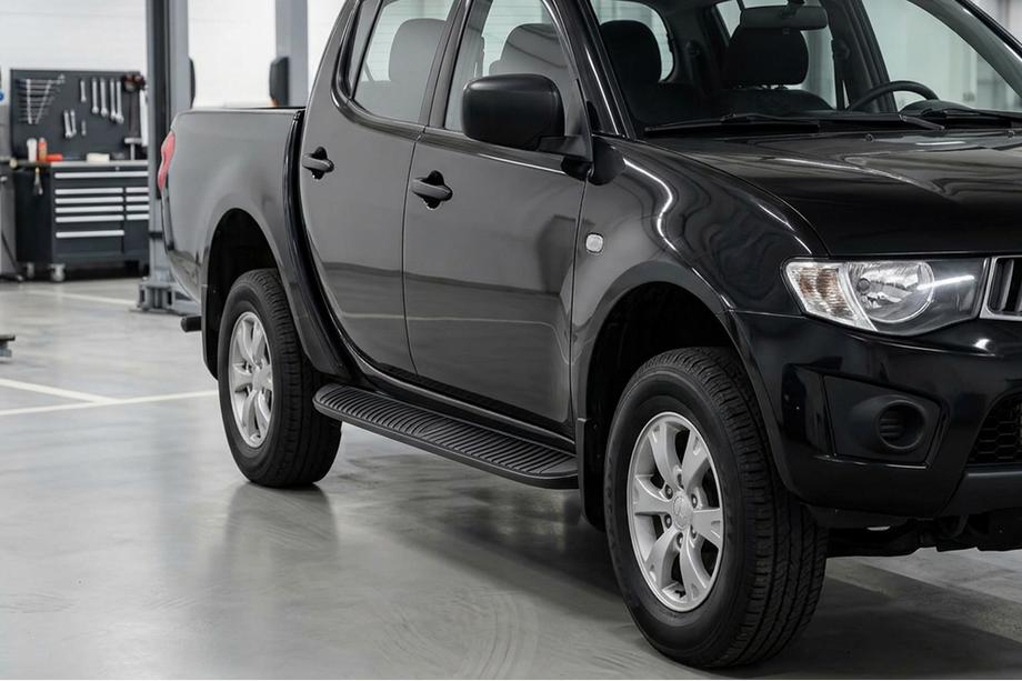 Mitsubishi L200 2015-2024 рр. Бокові пороги Tayga Black (2 шт., алюміній) Фото 1