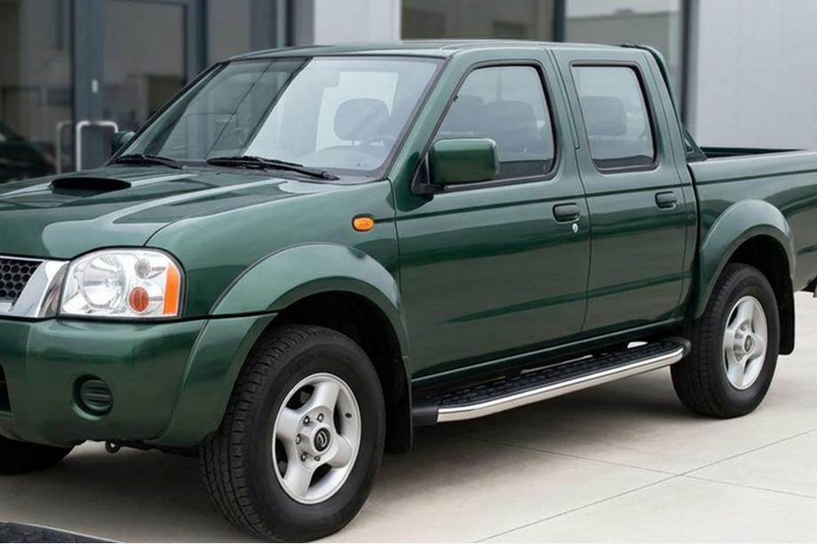 Nissan NP300 1999-2015 рр. Бокові пороги BlackLine (2 шт., алюміній) Фото 1
