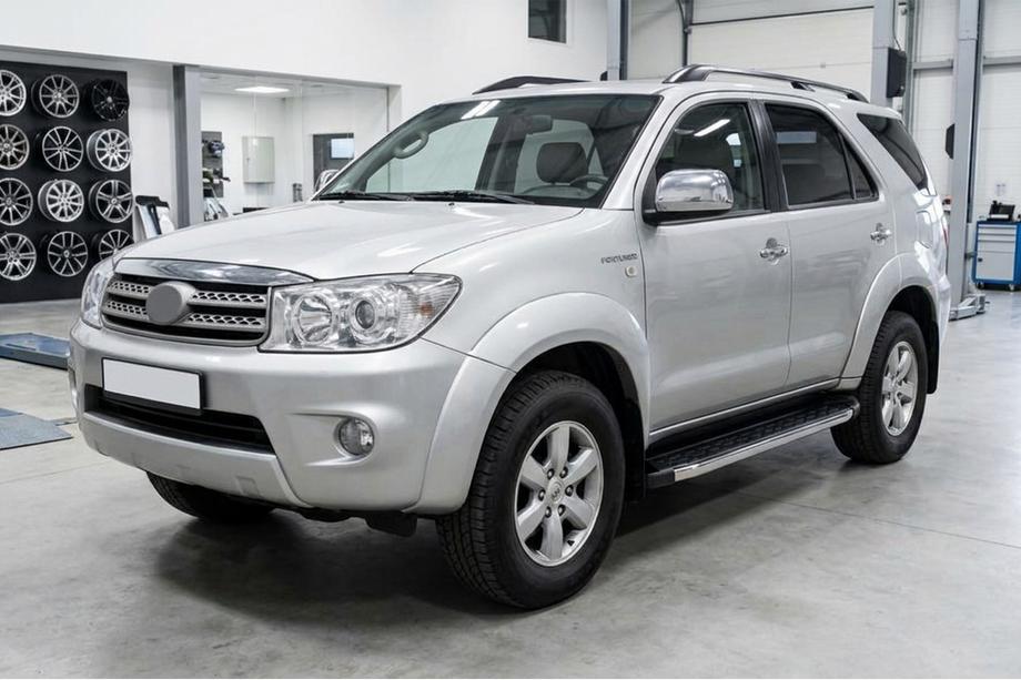 Toyota Fortuner 2006-2015 рр. Бокові пороги BlackLine (2 шт., алюм) Фото 1
