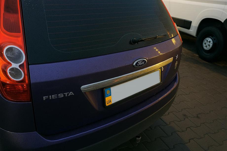 Ford Fiesta 2002-2008 рр. Накладка над номером (нерж.) Carmos - Турецька сталь Фото 3
