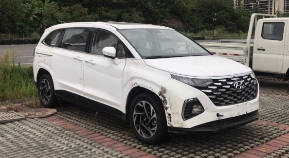 Hyundai презентує новий мінівен Custo
