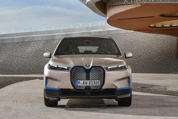 Електричний кросовер BMW iX - технологічний флагман німецької марки Фото 1