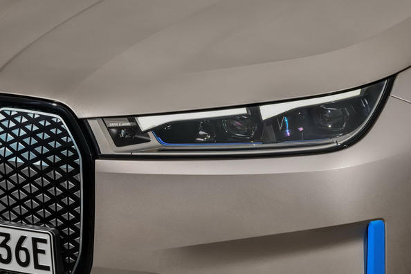 Електричний кросовер BMW iX - технологічний флагман німецької марки Фото 5