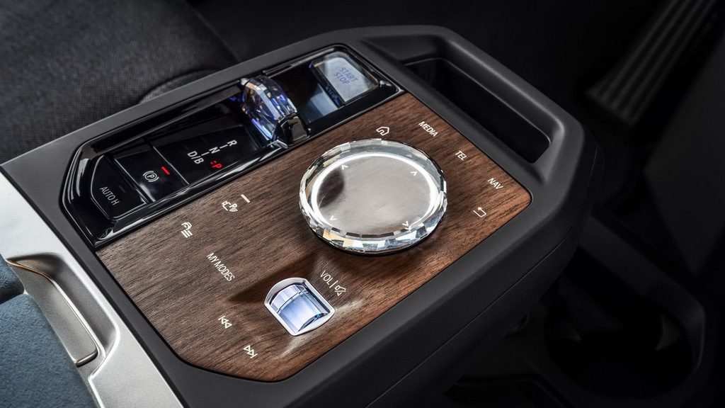 Електричний кросовер BMW iX - технологічний флагман німецької марки