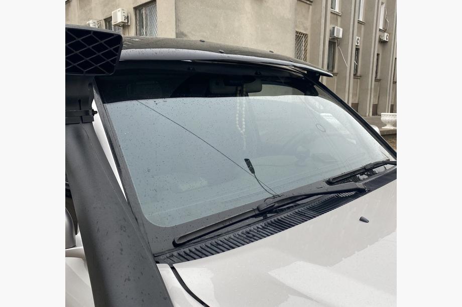 Toyota Land Cruiser 100 1998-2007 рр. Козирок на лобове скло Фото 2