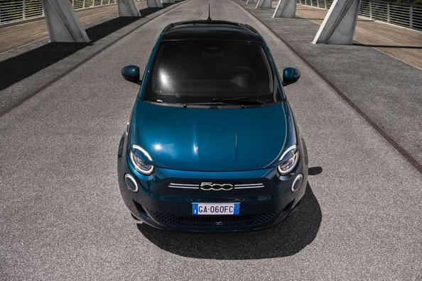 Огляд електричного субкомпактного хетчбека Fiat 500e Фото 3
