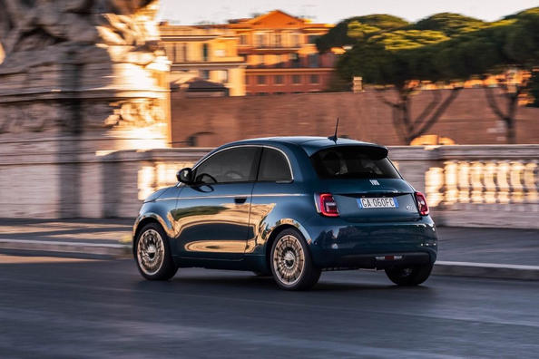 Огляд електричного субкомпактного хетчбека Fiat 500e Фото 5