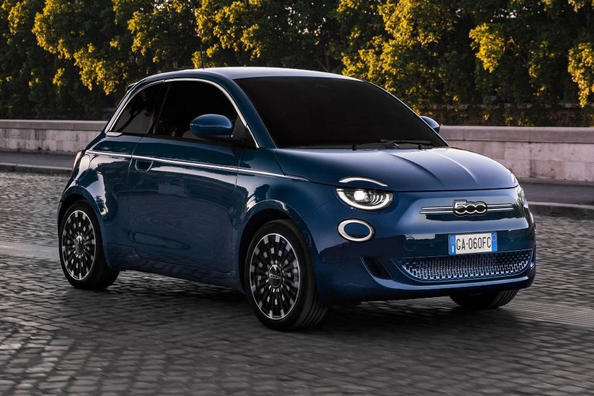 Огляд електричного субкомпактного хетчбека Fiat 500e Фото 2