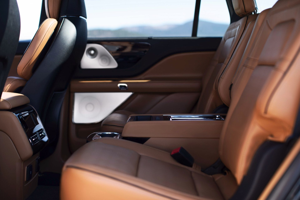 Преміальний семимісний кросовер Lincoln Aviator