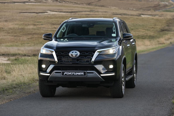 Огляд оновленого позашляховика Toyota Fortuner Фото 1