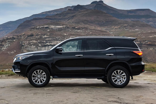 Огляд оновленого позашляховика Toyota Fortuner Фото 4